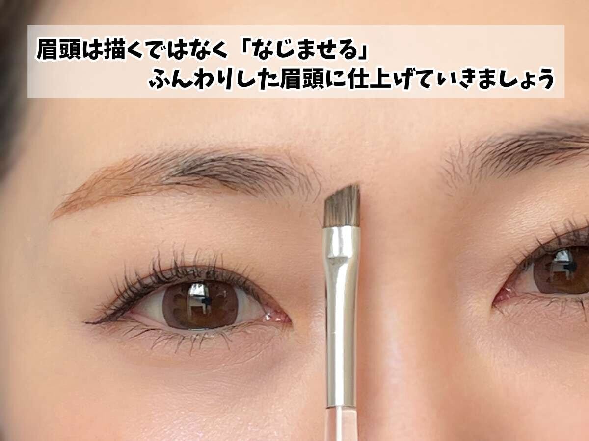 女性がアイブロウブラシで眉頭をぼかし自然になじませている様子 女性がアイブロウブラシで眉頭をぼかし自然になじませている様子