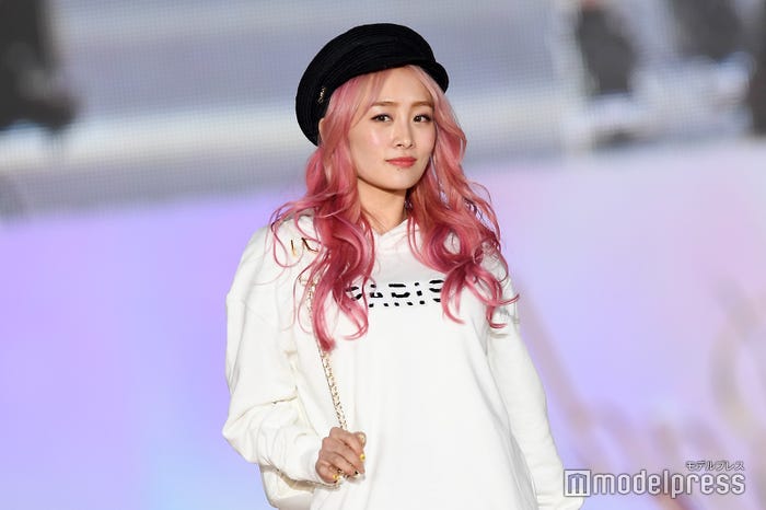 元karaニコル 美脚全開のカジュアルコーデ ピンクヘアがインパクト大 関コレ19s S モデルプレス 元karaニコル 美脚全開のカジュアルコーデ ピンクヘアがインパクト大 関コレ19s S モデルプレス