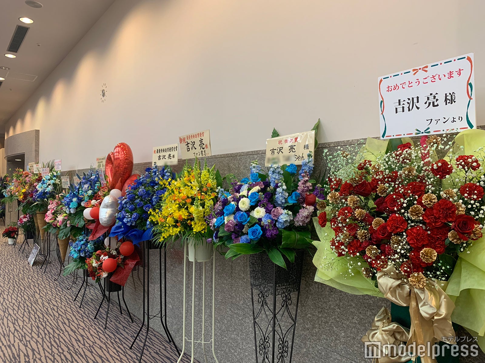 ファンから贈られたフラワースタンド （C）モデルプレス