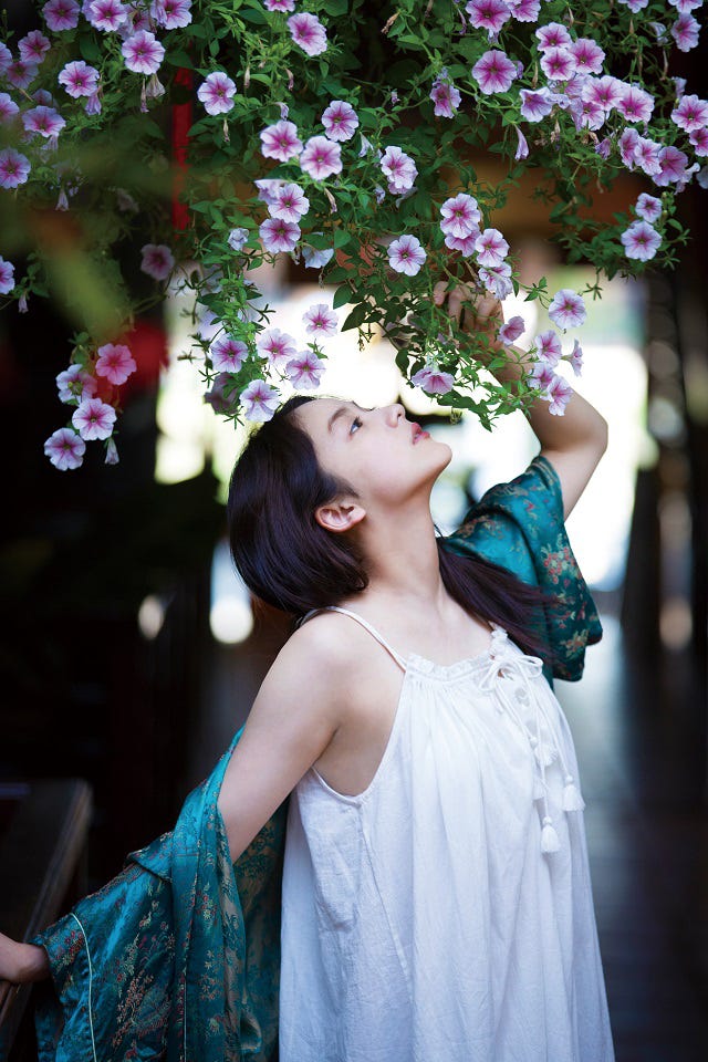 平祐奈写真集「Comme le Soleil」(東京ニュース通信社刊)より/提供画像