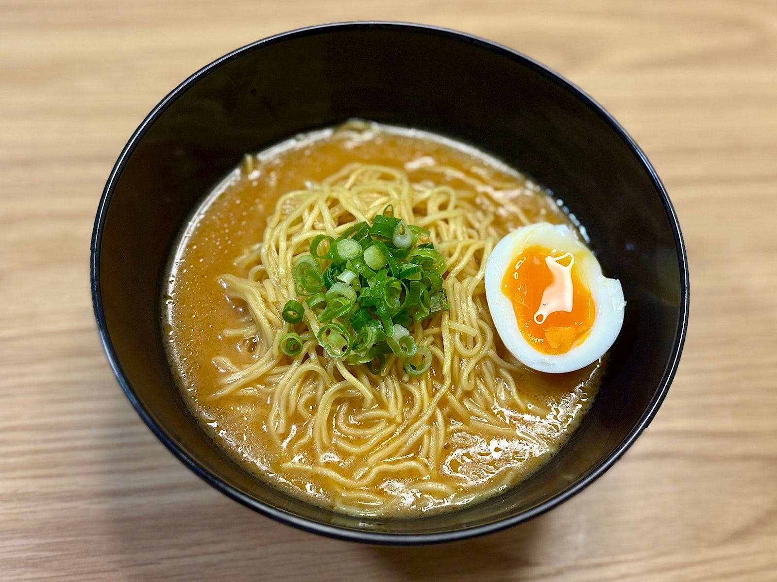 筆者は煮卵と小ネギをトッピングしてみました。みそラーメン好きにはたまらない濃厚なおいしさを堪能できます