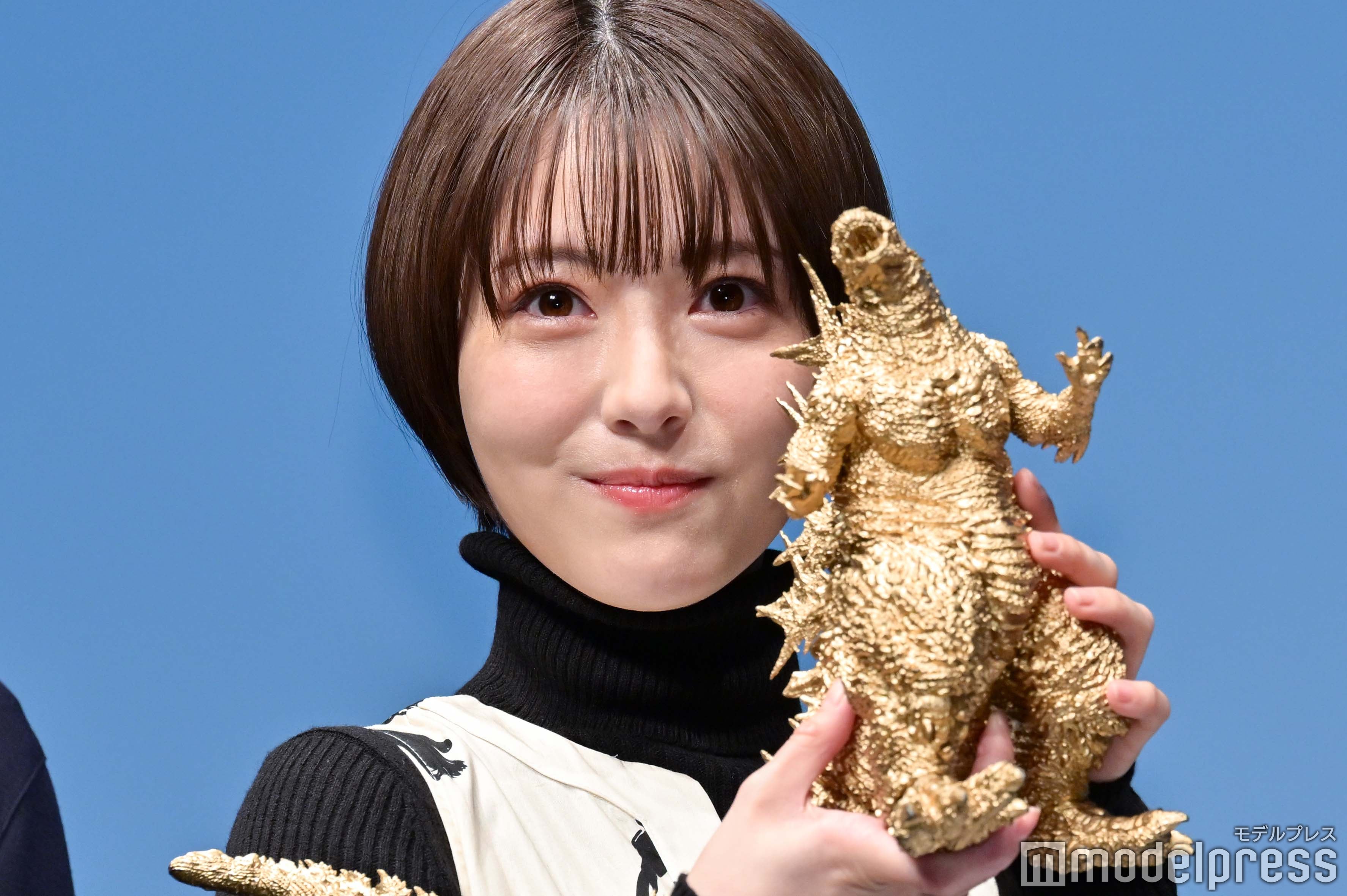 浜辺美波、オスカー像は“即返却”？サプライズ登場で「ゴジラ-1.0」アカデミー賞受賞祝福