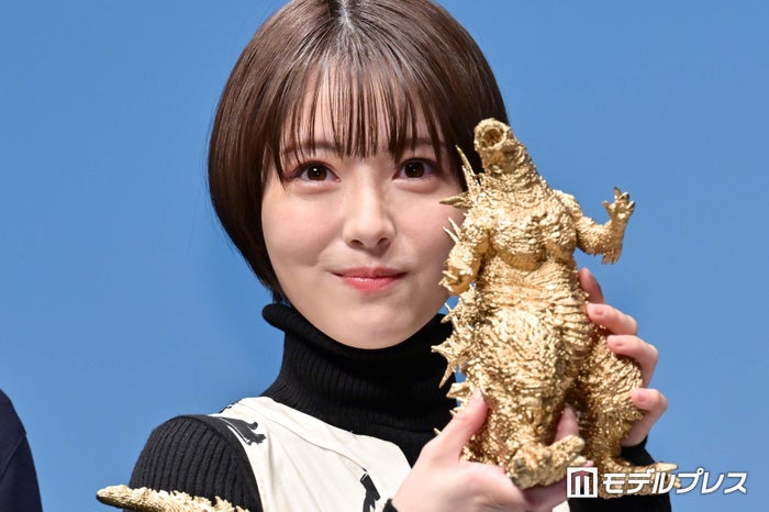 浜辺美波、オスカー像は“即返却”？サプライズ登場で「ゴジラ-1.0」アカデミー賞受賞祝福