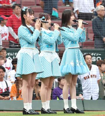 STU48の甲斐心愛、岡村梨央、中村舞がマツダスタジアムで国歌斉唱「ホームランが何発も出たらいいなと思います！」