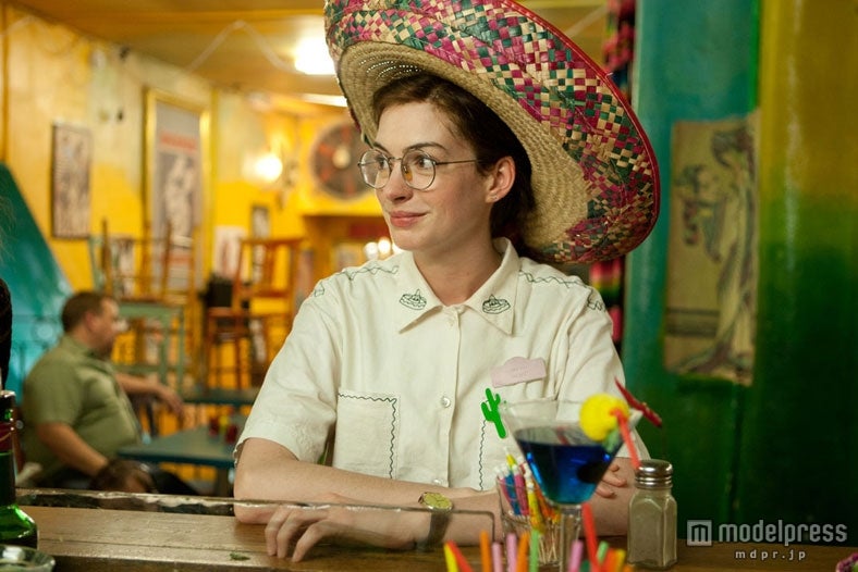 1990年7月15日のエマ（アン・ハサウェイ）／映画「ワン・デイ23年のラブストーリー」／（C）2011 Focus Features LLC. All Rights Reserved.