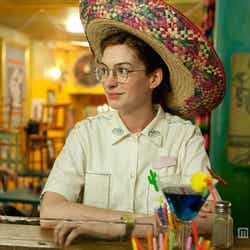 1990年7月15日のエマ(アン・ハサウェイ)/映画「ワン・デイ23年のラブストーリー」/(C)2011 Focus Features LLC. All Rights Reserved.