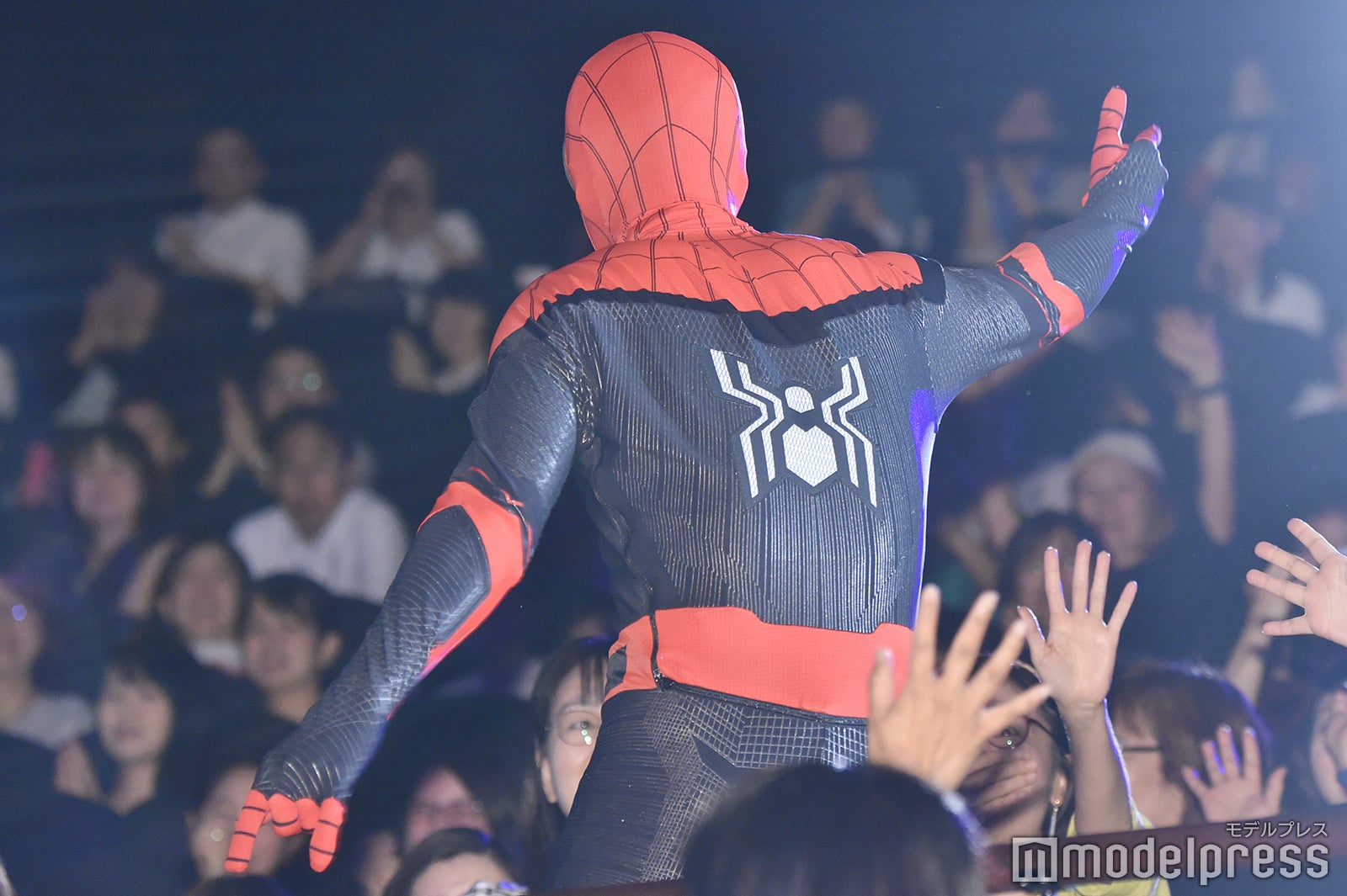 スパイダーマンスーツ姿で現れた伊藤健太郎（C）モデルプレス