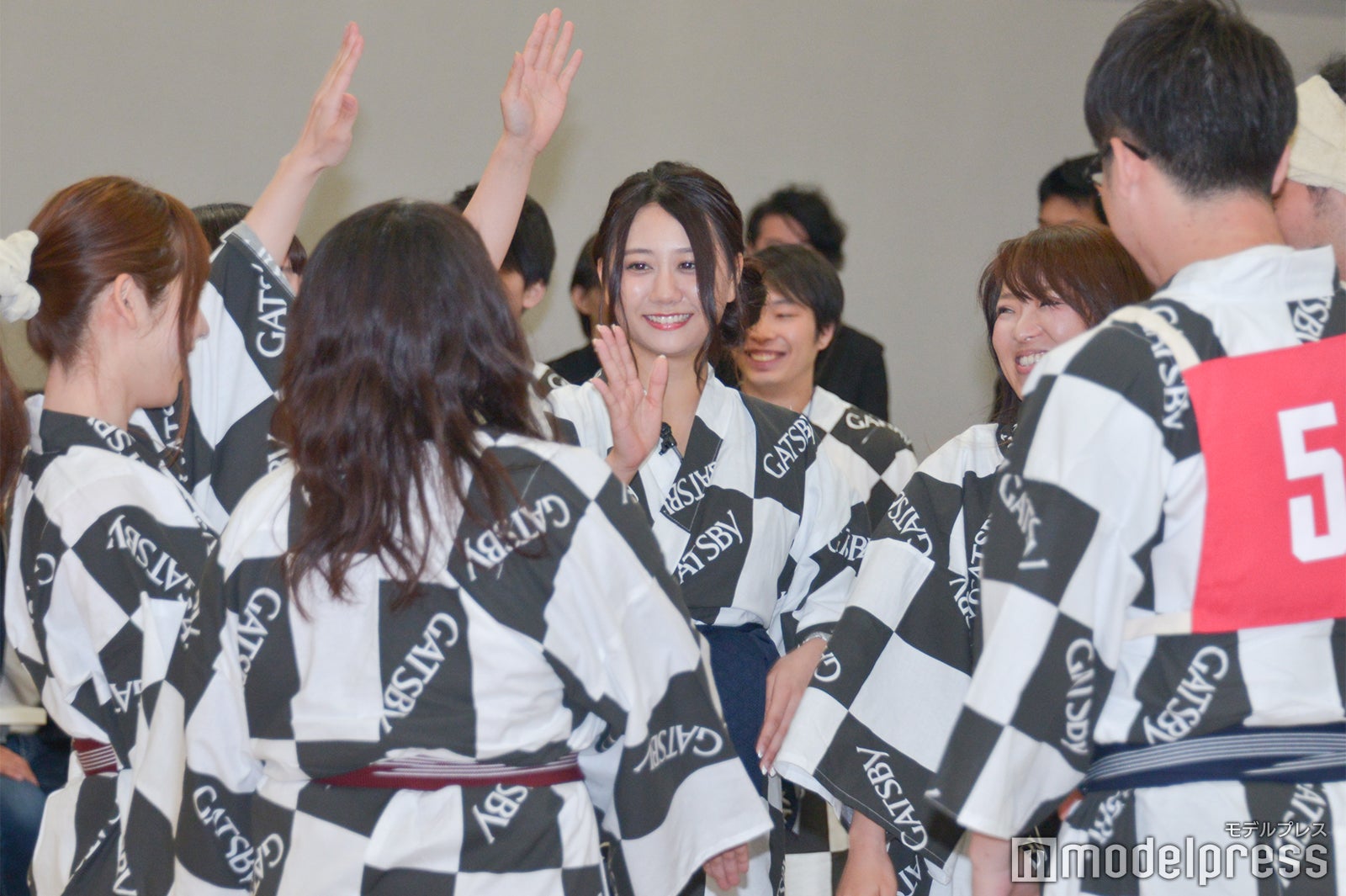 試合前、円陣を組む松村香織チーム （C）モデルプレス