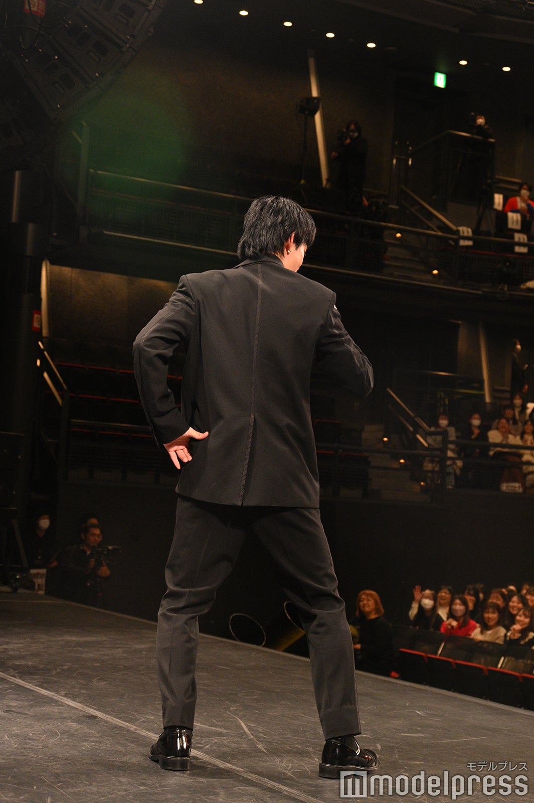 退場時に観客とコール＆レスポンスする佐野勇斗（C）モデルプレス