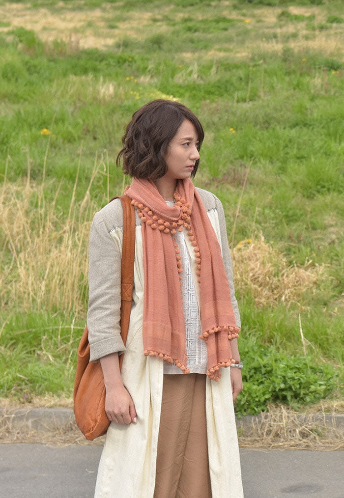 ロングカーディガン&ストールで縦長シルエット/『ボク、運命の人です。』第3話より(画像提供:日本テレビ)