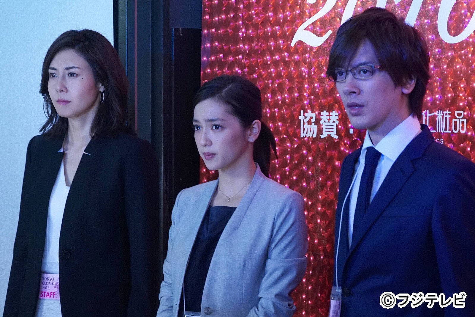 黒のインナーでクールに／中村アン／画像提供：フジテレビ