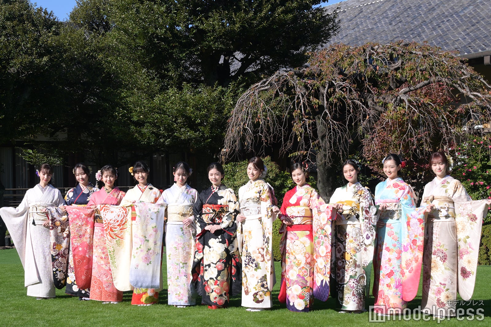 （左から）宮本茉由、本田望結、ギュナイ滝美、大角ゆき、井元彩花、小芝風花、高橋ひかる、井頭愛海、玉田志織、近藤ゆら、尾碕真花（C）モデルプレス