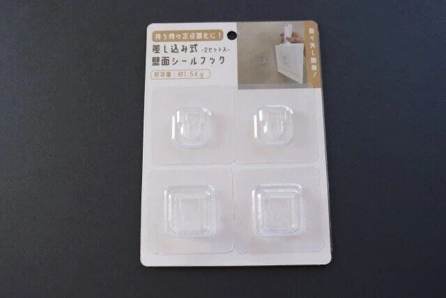 ダイソーの差し込み式壁面シールフックのパッケージ