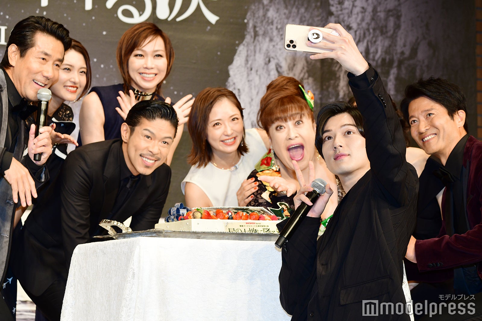 （左から）岸谷五朗、島ゆいか、松本利夫、湖月わたる、笹本玲奈、森公美子、新田真剣佑、寺脇康文（C）モデルプレス