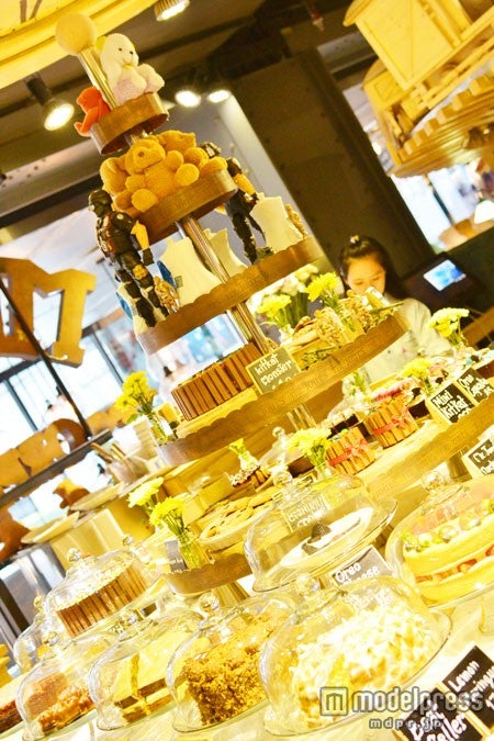 スイーツタワーにもミニサイズのテディベアが