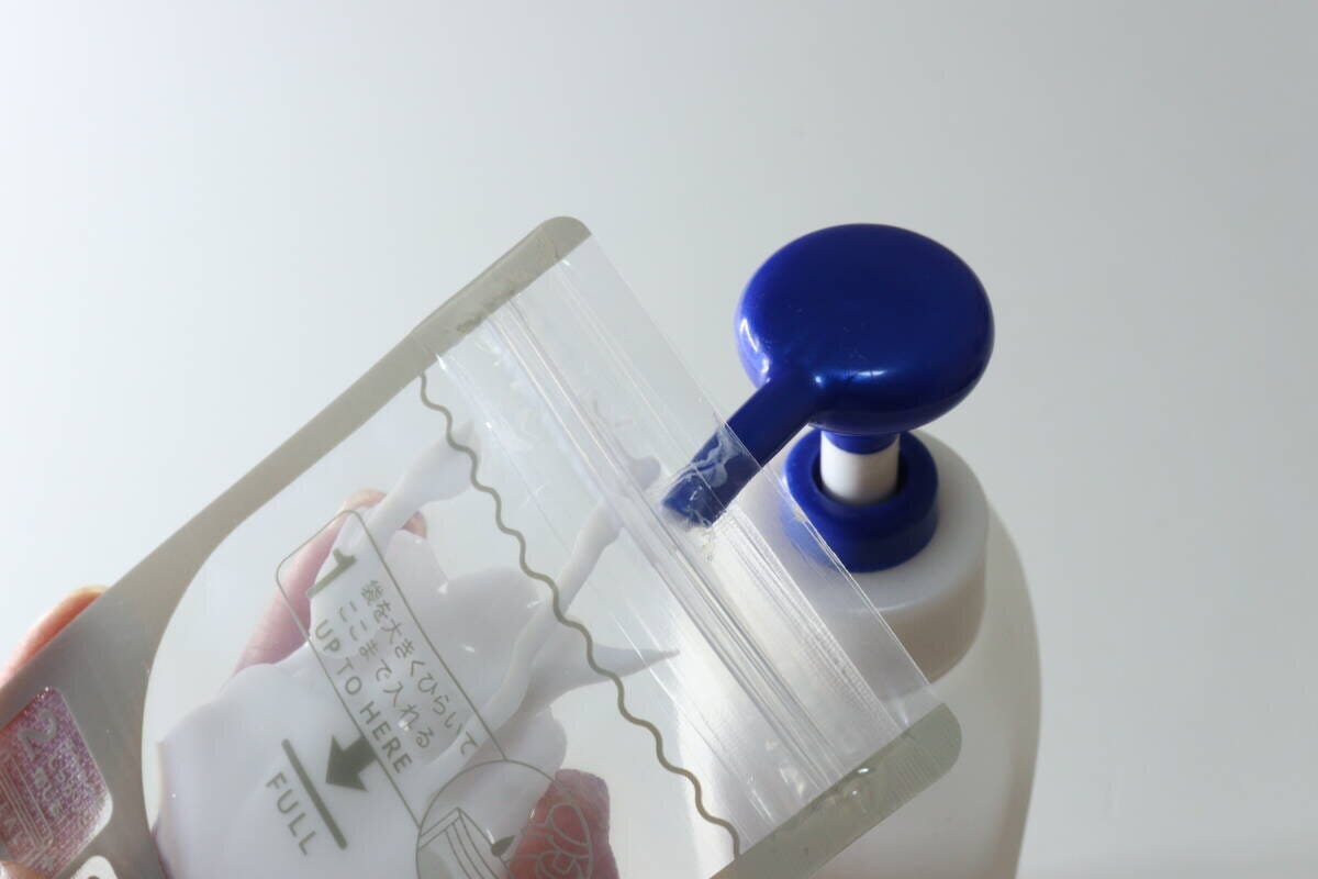 ダイソーの使い切りできる詰め替えパウチに詰め替える様子