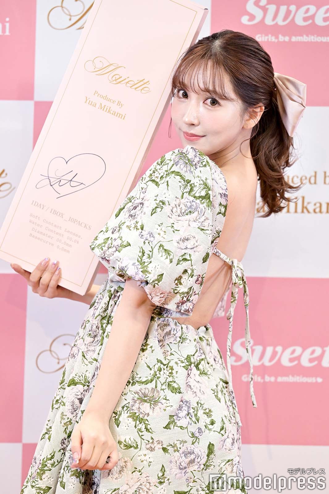 美しい背中を披露した三上悠亜 （C）モデルプレス