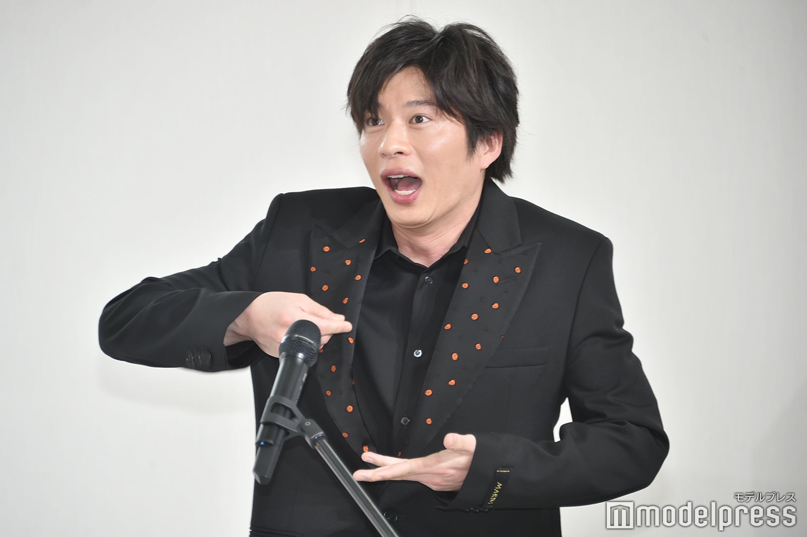 高畑充希がキスシーン直前にお弁当を食べていたとジェスチャーする田中圭（C）モデルプレス