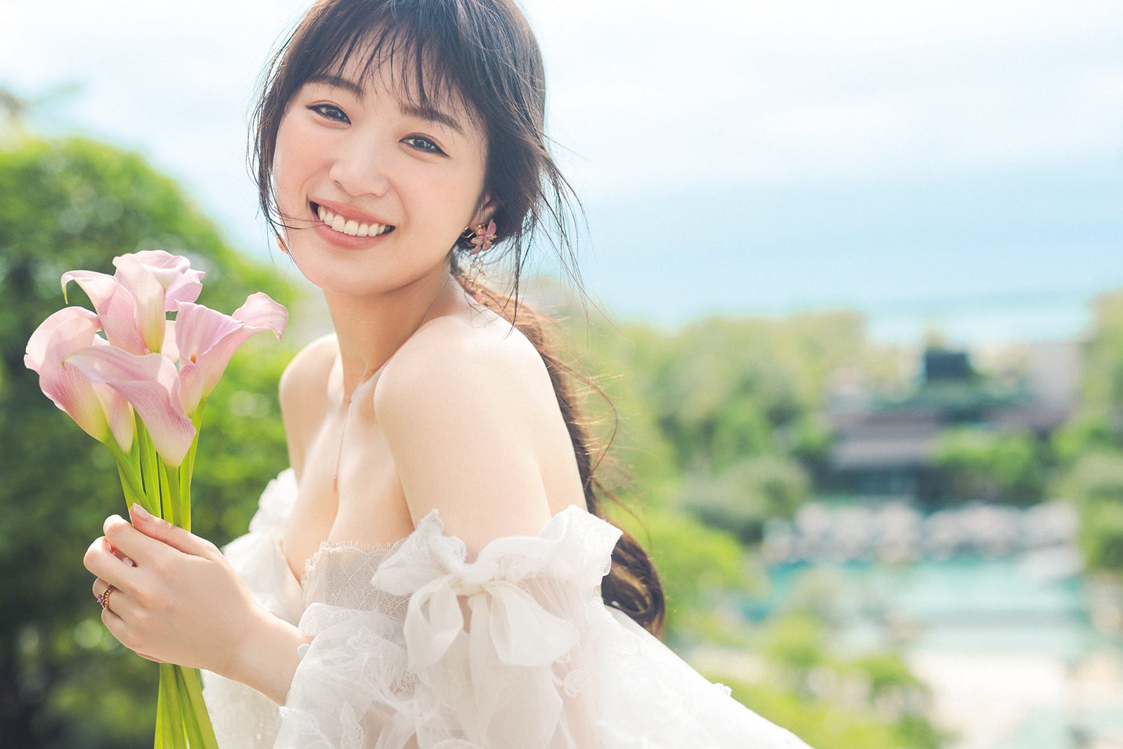 高山一実、胸元ざっくりウエディングドレス姿披露 理想のタイプ・結婚相手に求める条件明かす