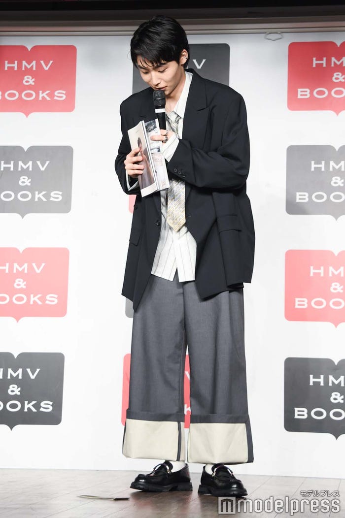 帯を落とす八村倫太郎(C)モデルプレス