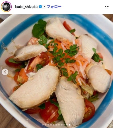 自家製ハムチキンをのせたサラダ/工藤静香Instagramより