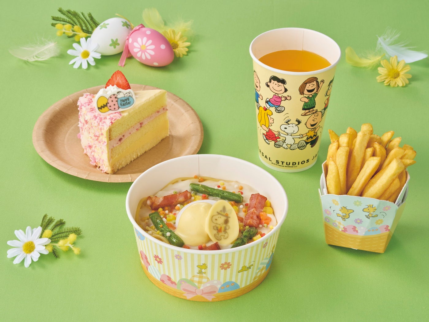 スヌーピー・イースターケーキ ~カスタード&ストロベリー~、エッグ・ベネディクト風 カルボナーラ・スパゲティセット/画像提供:ユニバーサル・スタジオ・ジャパン
