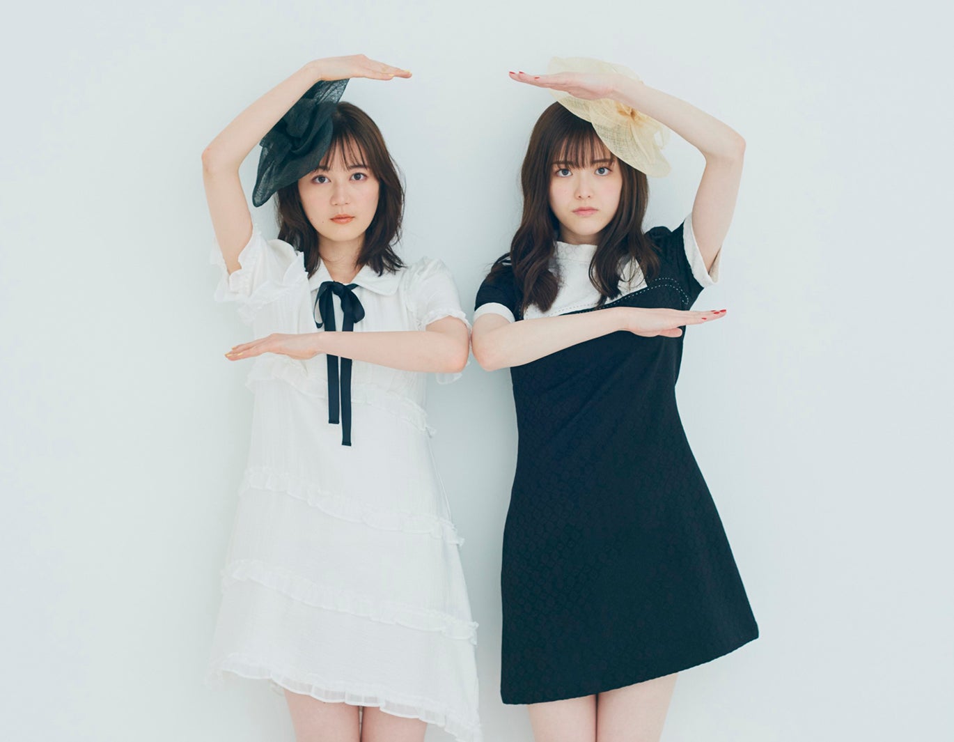 生田絵梨花、松村沙友理（C）マガジンハウス（撮影・三瓶康友）