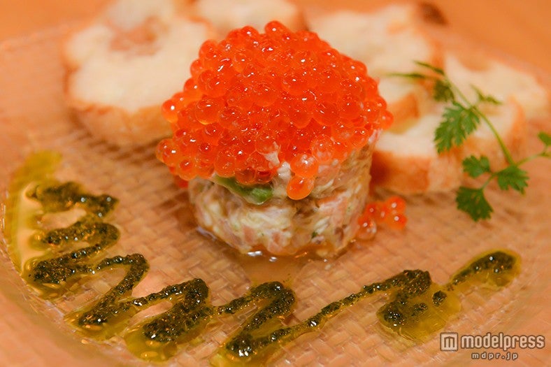 「サーモンとアボガドのタルタル 赤字覚悟のたっぷりイクラのせ」980円