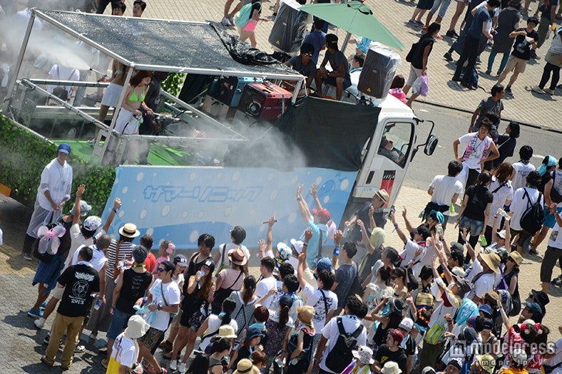 「SUMMER SONIC 2015」水着ガールのシャワーブース