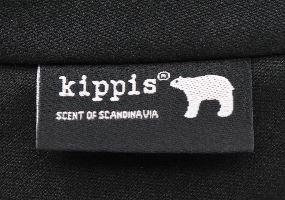 黒い生地に白文字で「kippis」とシロクマのロゴが縫い付けられている