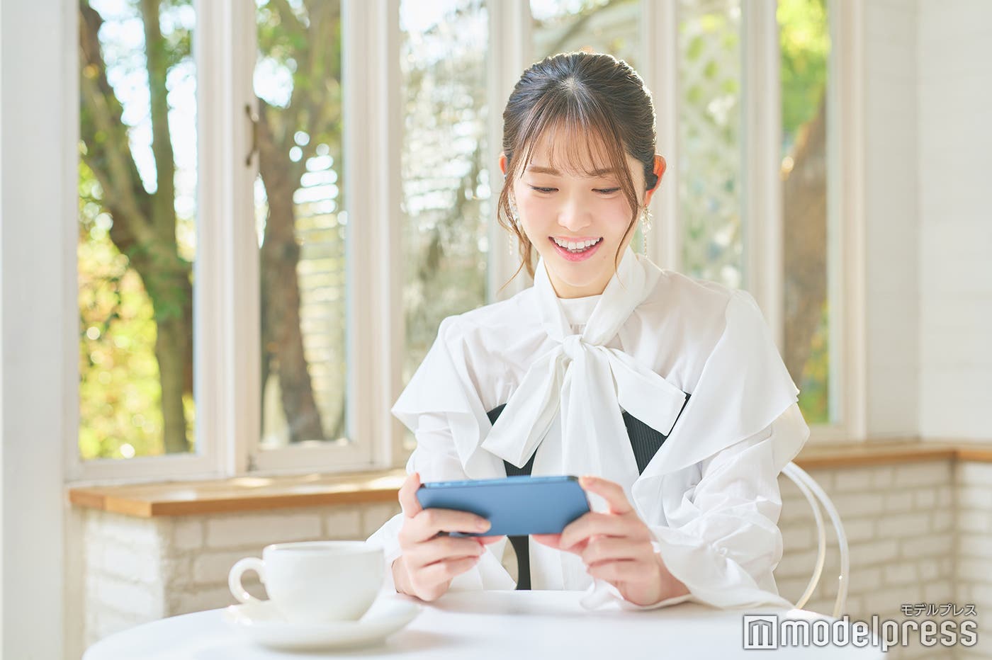 「どこでもディーガ」で外で推し活をする松村沙友理(C)モデルプレス