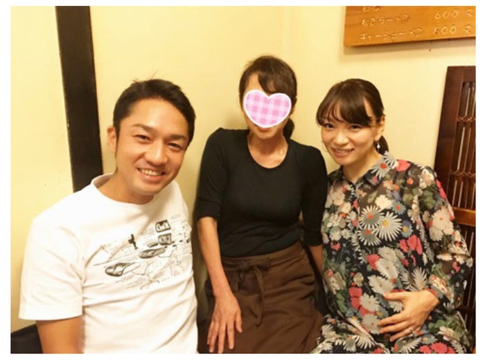 保田圭が投稿した小崎陽一氏と義母との3ショット/保田圭公式ブログ(Ameba)より