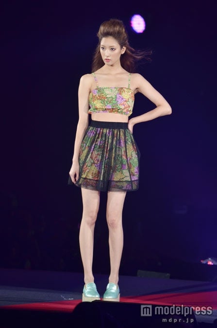 「KAWI JAMELE」のステージに登場した菜々緒