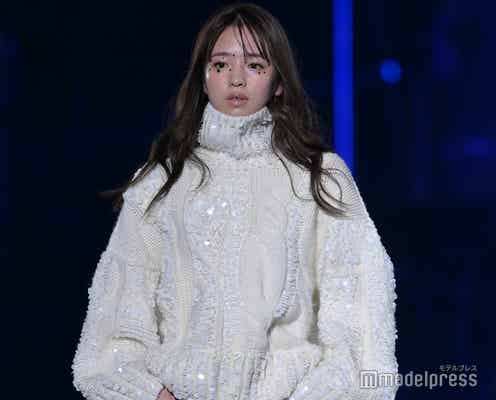 横田真悠、メイク&ニットきらめく神秘的なスタイル披露<TGC 2022 A/W>