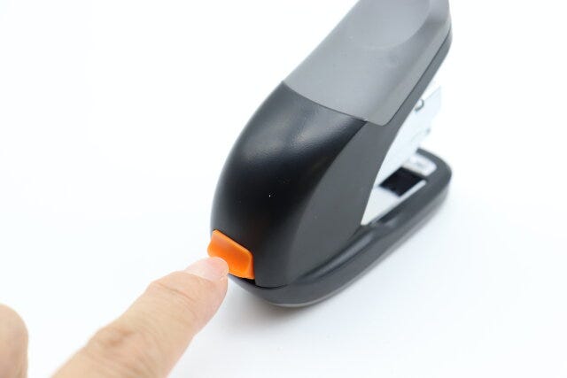 ホッチキス(黒、省力タイプ) リロードスイッチ ホッチキス(黒、省力タイプ) リロードスイッチ