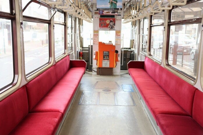 ふつうの路面電車の車内はロングシート