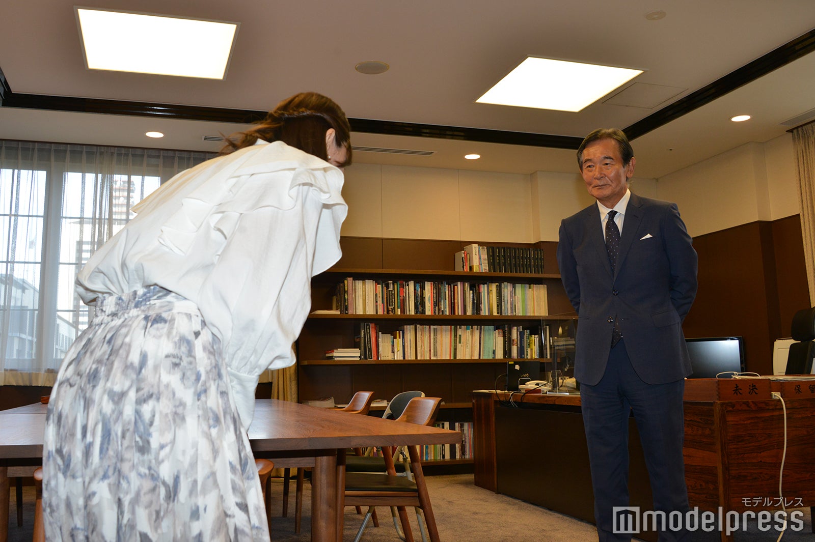 一礼をする岩本蓮加、都倉俊一文化庁長官（C）モデルプレス