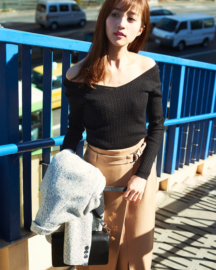 オフショルトップス¥4,980/MOUSSY(バロックジャパンリミテッド) ベルト付きスカート¥8,900/nano・universe コート¥7,250/ベルシュカ(ベルシュカ・ジャパン) ショルダーバッグ¥4,999/H&M(H&M カスタマーサービス) パンプス¥6,400/RANDA(C)TOPLOG