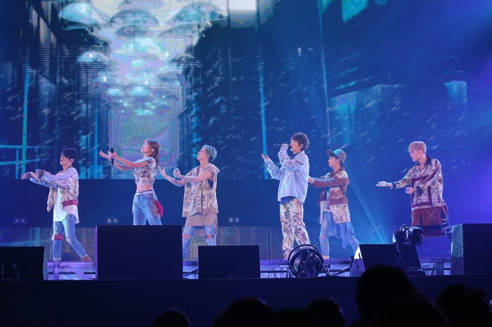 AAA(左から)日高光啓、宇野実彩子、浦田直也、西島隆弘、與真司郎、末吉秀太(画像提供:avex)