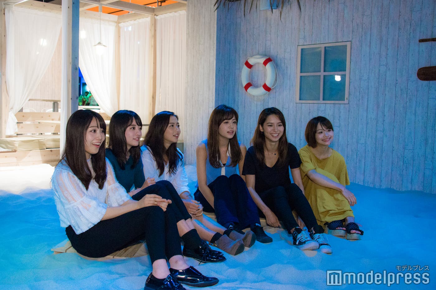 浜辺を再現したVRに6人も驚き(C)モデルプレス