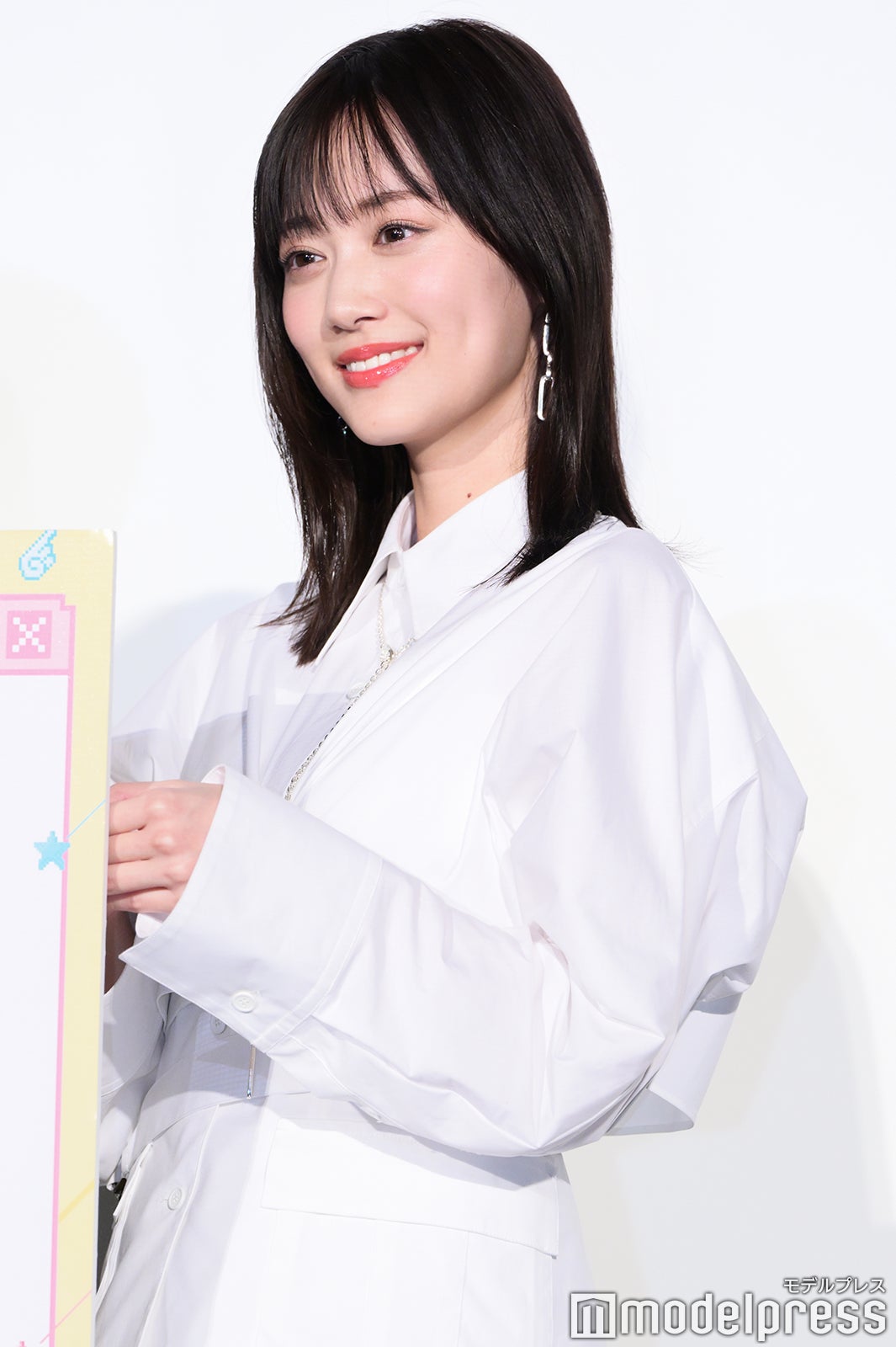 山下美月、数時間の撮影合間に遊園地へ プロフェッショナルな