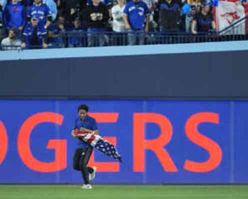 山本由伸がぼうぜん 六回にフィールドに乱入者→球場が大ブーイング 米国国旗手に侵入 セキュリティーに連行される