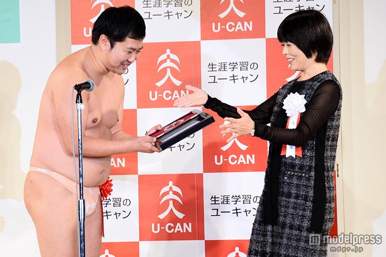 とにかく明るい安村（左）