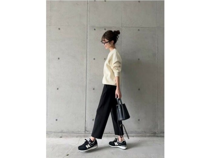 カジュアルになりやすいスニーカーコーデもモノトーンで大人っぽく　出典：WEAR