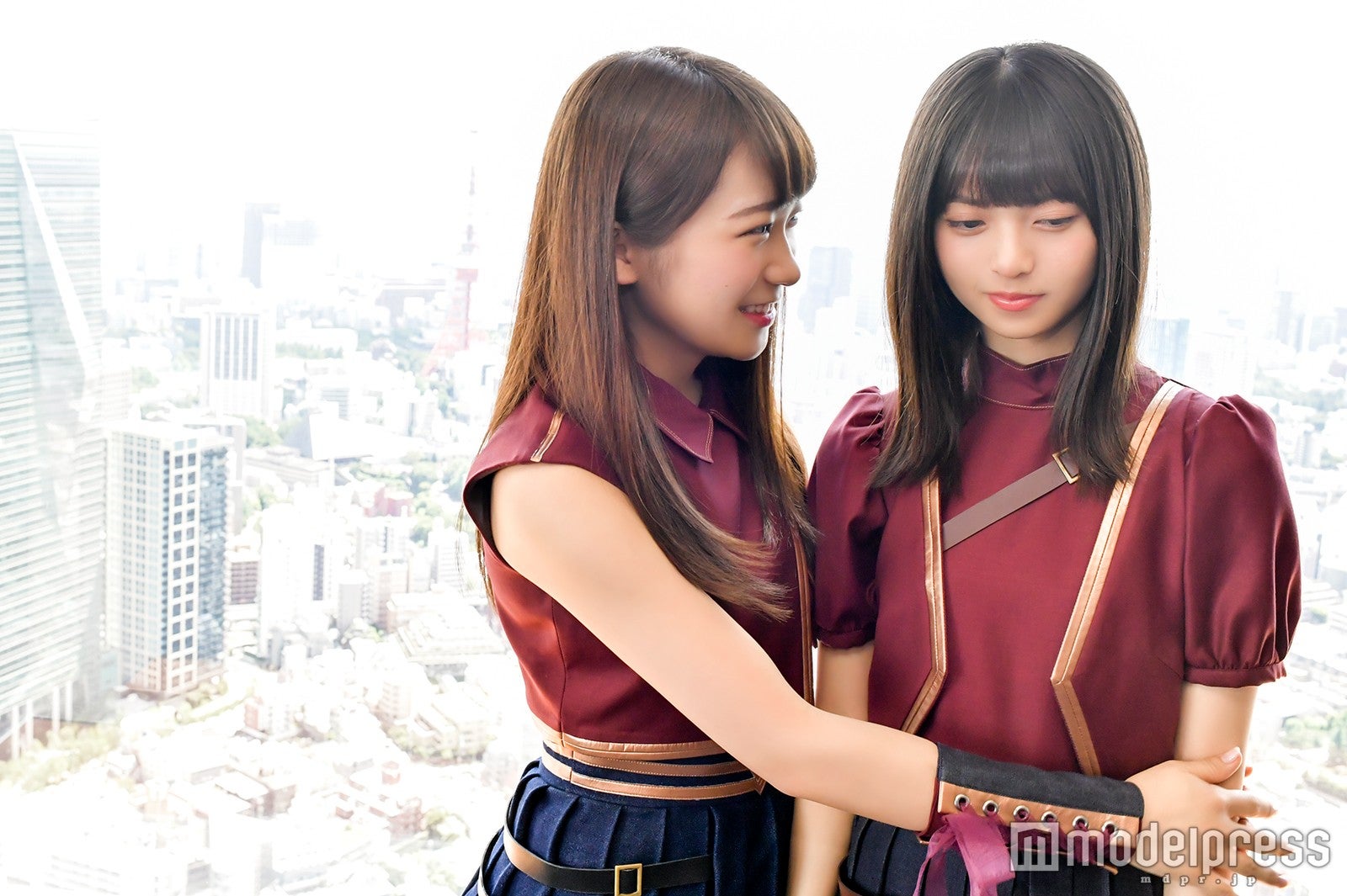 秋元真夏＆齋藤飛鳥（C）モデルプレス