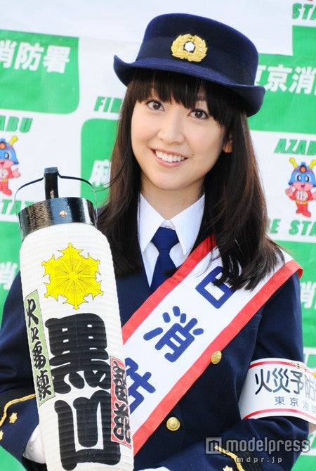 黒川智花、キュートな消防署長の制服姿を披露