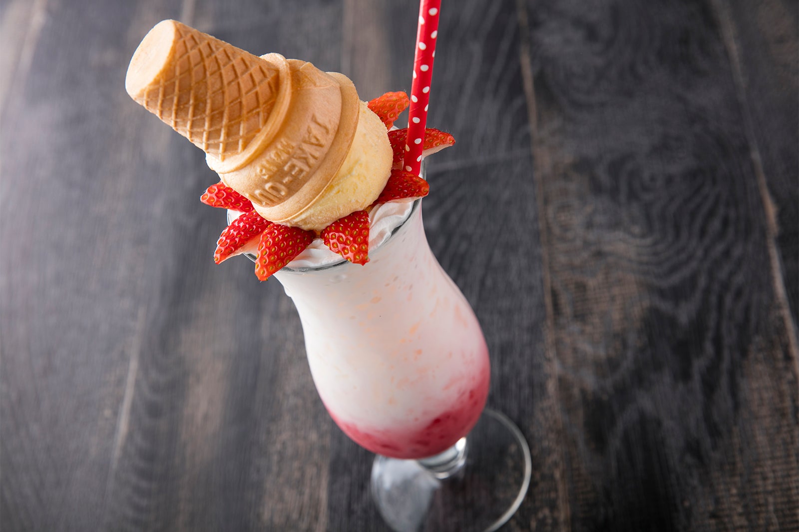 バニラ・ストロベリーパフェ￥2,200／画像提供：ヒルトン東京