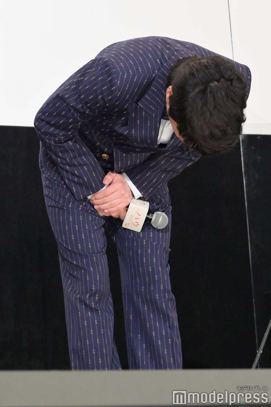 深々とお辞儀をする田中圭（C）モデルプレス