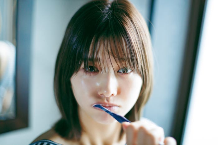 渡邉理佐 卒業メモリアルブック「抱きしめたくなる瞬間」タワーレコード渋谷店「沖縄編」パネル写真(C)柴田フミコ/集英社