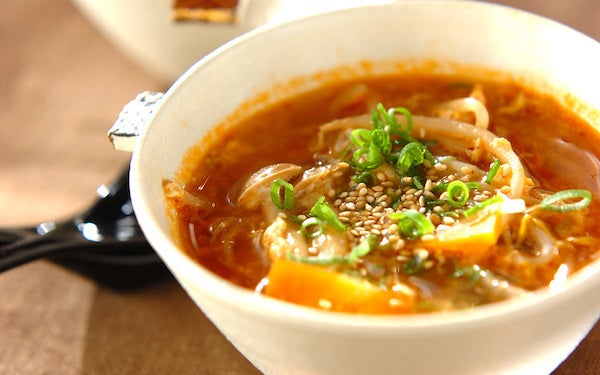 ご飯やラーメンを入れても美味しい！　冷凍コンニャクのユッケジャンスープ